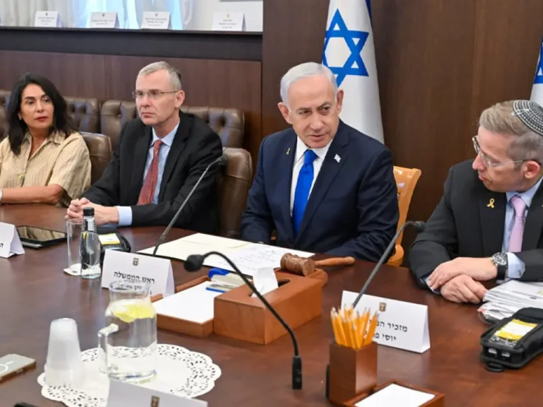 FOTOGRAFÍA. JERUSALÉN (ISRAEL), 26 DE OCTUBRE DE 2025. El primer ministro de Israel , "Bibi" Benjamin Netanyahu (2d), este domingo durante una reunión del Gabinete del Ejecutivo del país hebreo. Lasvocesdelpueblo (Ñ Pueblo)