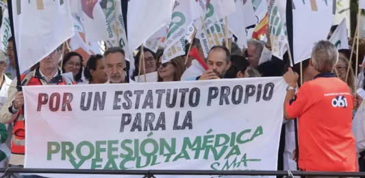 FOTOGRAFÍA. MADRID (REINO DE ESPAÑA), 23 DE SEPTIEMBRE DE 2025. Reciente concentración frente al Ministerio de Sanidad, promovida por los sindicatos médicos CESM y SMA para rechazar el borrador de Estatuto Marco y reclamar una normativa propia en Madrid. Efe