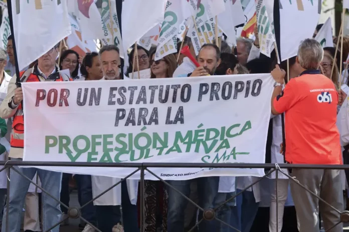 Estatuto, Marco Segunda jornada de huelga de médicos FOTOGRAFÍA. MADRID (REINO DE ESPAÑA), 23 DE SEPTIEMBRE DE 2025. Reciente concentración frente al Ministerio de Sanidad, promovida por los sindicatos médicos CESM y SMA para rechazar el borrador de Estatuto Marco y reclamar una normativa propia en Madrid. Efe