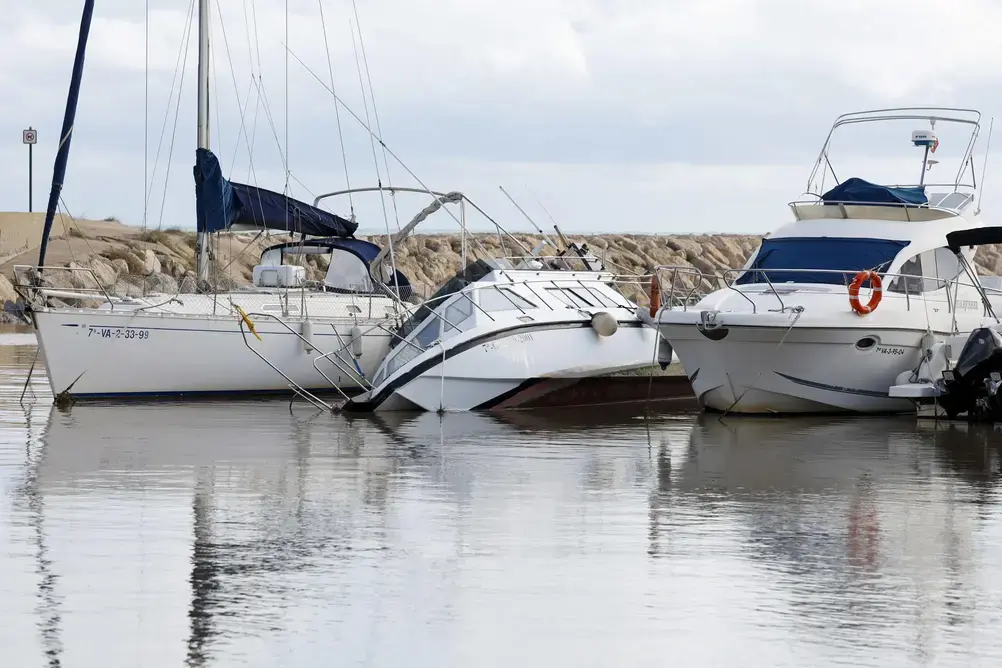 FOTOGRAFÍA. EL PERELLÓ (SUECA) VALENCIA (COMUNIDAD VALENCIANA) REINO DE ESPAÑA, 30 DE SEPTIEMBRE DE 2025. Detalle de varios barcos permanecen hundidos a causa del temporal de lluvia, este martes en Perelló (Sueca), en la provincia de Valencia (Comunidad Valenciana) Reino de España. Los 213 litros por metro cuadrados recogidos en El Perelló durante el episodio de lluvias son el récord de agua acumulada en la comarca de la Ribera Baixa, según ha resaltado a Efe su alcalde, José Codoñer Barberá, que ha añadido que el viento registrado superó los 100 km/h. Efe