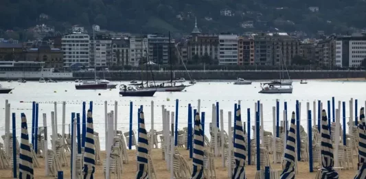FOTOGRAFÍA. SAN SEBASTIÁN (LAS VASCONGADAS) REINO DE ESPAÑA, 28 DE SEPTIEMBRE DE 2025. Detalle de varias sombrillas en la playa de Ondarreta de San Sebastián, en la Comunidad Autónoma de las Vascongadas (Reino de España), este domingo 28 de septiembre de 2025. Efe
