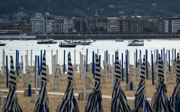 FOTOGRAFÍA. SAN SEBASTIÁN (LAS VASCONGADAS) REINO DE ESPAÑA, 28 DE SEPTIEMBRE DE 2025. Detalle de varias sombrillas en la playa de Ondarreta de San Sebastián, en la Comunidad Autónoma de las Vascongadas (Reino de España), este domingo 28 de septiembre de 2025. Efe