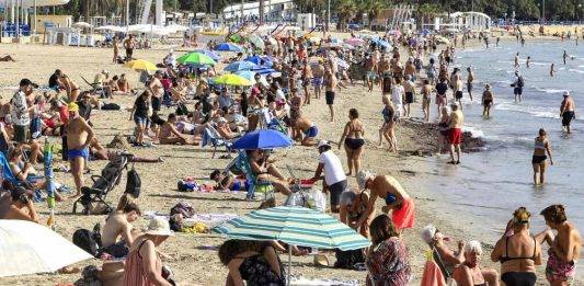 FOTOGRAFÍA. ALICANTE (COMUNIDAD VALENCIANA) REINO DE ESPAÑA, 02 DE OCTUBRE DE 2025. Imagen de la playa del Postiguet de Alicante, donde el jueves lucía el sol y se alcanzaban temperaturas cercanas a los 30 grados. Efe