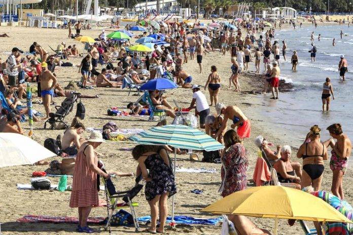 FOTOGRAFÍA. ALICANTE (COMUNIDAD VALENCIANA) REINO DE ESPAÑA, 02 DE OCTUBRE DE 2025. Imagen de la playa del Postiguet de Alicante, donde el jueves lucía el sol y se alcanzaban temperaturas cercanas a los 30 grados. Efe