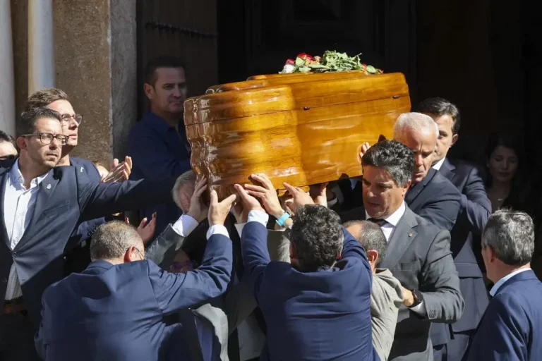 FOTOGRAFÍA. OLIVENZA (BADAJOZ) EXTREMADURA (REINO DE ESPAÑA), 06 DE OCTUBRE DE 2025. El féretro del expresidente de la Junta de Extremadura y exsecretario general del Partido Socialista (PSOE) Extremadura, Guillermo Fernández Vara, abandona la iglesia de Santa María Magdalena de Olivenza (Badajoz) tras la misa funeral celebrada este lunes. Fernández Vara, que fue secretario general del PSOE de Extremadura durante 16 años y presidente de la Junta a lo largo de tres mandatos, falleció este domingo a los 66 años. Efe