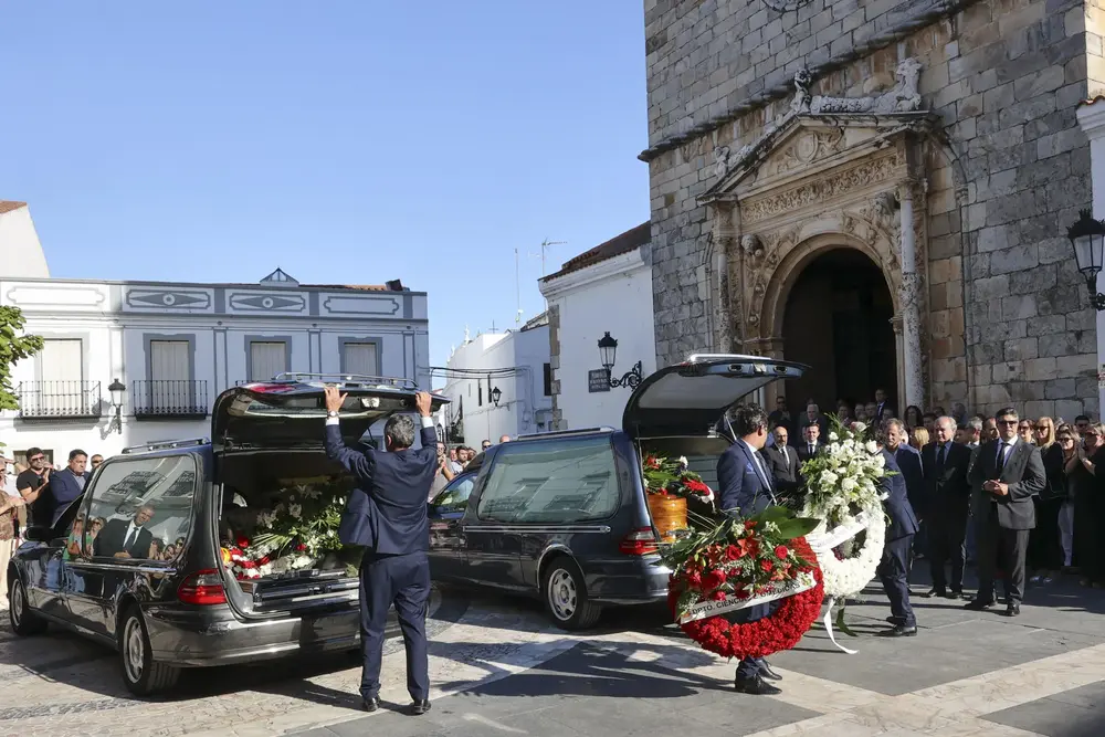 FOTOGRAFÍA. OLIVENZA (BADAJOZ) EXTREMADURA (REINO DE ESPAÑA), 06 DE OCTUBRE DE 2025. El féretro del expresidente de la Junta de Extremadura Guillermo Fernández Vara a su llegada a la iglesia de Santa María Magdalena de Olivenza (Badajoz) este lunes. Fernández Vara, que fue secretario general del PSOE de Extremadura durante 16 años y presidente de la Junta a lo largo de tres mandatos, falleció este domingo a los 66 años. Efe