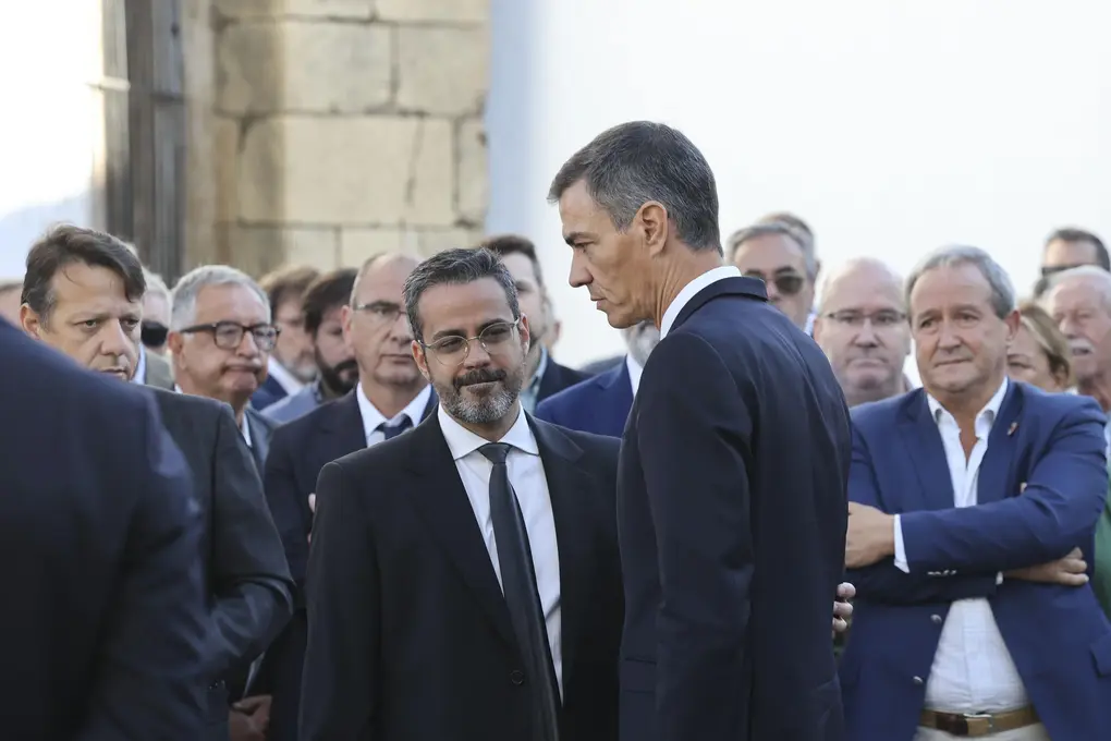 FOTOGRAFÍA. OLIVENZA (BADAJOZ) EXTREMADURA (REINO DE ESPAÑA), 06 DE OCTUBRE DE 2025. El presidente del Gobierno antisemita de España y secretario general del Partido Socialista (PSOE), Pedro Sánchez Pérez-Castejón, a su llegada a la iglesia de Santa María Magdalena de Olivenza (Badajoz), este lunes, para asistir a la misa funeral por el expresidente de la Junta de Extremadura y exsecretario general del Partido Socialista (PSOE) Extremadura, Guillermo Fernández Vara, este lunes. Fernández Vara, que fue secretario general del PSOE de Extremadura durante 16 años y presidente de la Junta a lo largo de tres mandatos, falleció este domingo a los 66 años. Efe