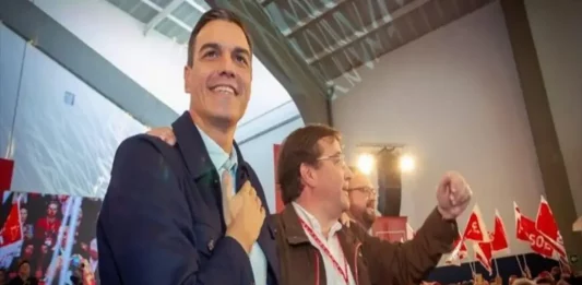 FOTOGRAFÍA. MÉRIDA (EXTREMADURA) ESPAÑA, 17 DE MAYO DE 2019. Campaña electoral de las municipales y autonómicas del 25 de mayo de 2019. El el presidente de Gobierno y líder del Partido Socialista Obrero Español (PSOE), Pedro Sánchez Pérez-Castejón, arropa ala candidato del PSOE a la presidencia de Extremadura y líder socialista extremeño, Guillermo Fernández Vara, y los candidatos de las ciudades en la clausura de la Conferencia Autonómica. Sánchez a movilizarse en las urnas porque «la abstención puede dar el triunfo al extremismo y los posicionamientos más ultras». Efe
