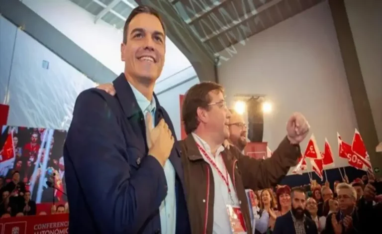 FOTOGRAFÍA. MÉRIDA (EXTREMADURA) ESPAÑA, 17 DE MAYO DE 2019. Campaña electoral de las municipales y autonómicas del 25 de mayo de 2019. El el presidente de Gobierno y líder del Partido Socialista Obrero Español (PSOE), Pedro Sánchez Pérez-Castejón, arropa ala candidato del PSOE a la presidencia de Extremadura y líder socialista extremeño, Guillermo Fernández Vara, y los candidatos de las ciudades en la clausura de la Conferencia Autonómica. Sánchez a movilizarse en las urnas porque «la abstención puede dar el triunfo al extremismo y los posicionamientos más ultras». Efe