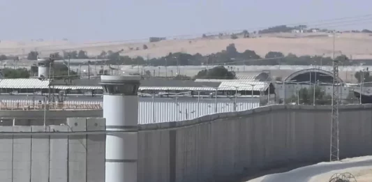 FOTOGRAFÍA. DESIERTO DE NEGUEV (ESTADO DE ISRAEL), 05 DE OCTUBRE DE 2025. Captura de video del exterior de la prisión de alta seguridad de Saharonim, en medio del desierto del Neguev (Estado de Israel), pegada a la frontera de Egipto, que se ha convertido en un goteo de diplomáticos de al menos 16 países para visitar a sus ciudadanos detenidos cuando navegaban a bordo de la Flotilla Terrorista de Hamás ISIS, conocida con el eufemismo antiisraelí de "Flotilla Global Sumud (FGS)", al menos 50 yates de lujos movilizados y financiados por el grupo terrorista islamofascista gazatí Hamás ISIS -según documentos hallados en la ciudad de Gaza por parte de las tropas del Ejército israelí Tzáhal- con el fin de romper el bloqueo naval, impuesto por la Tierra Santa por la guerra en Gaza, intentando así llegar a Gaza y rescatar al odio antisemita y a los presuntos heridos terroristas neonaiislamista de Hamás ISIS e Yihad islámica Palestina y trasladarlos al perverso Occidente idiotizado. El plan fracasó y fueron detenidos todos los provocadores promotores del odio hacia las vidas judía. Efe