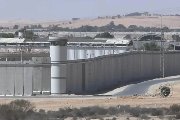 FOTOGRAFÍA. DESIERTO DE NEGUEV (ESTADO DE ISRAEL), 05 DE OCTUBRE DE 2025. Captura de video del exterior de la prisión de alta seguridad de Saharonim, en medio del desierto del Neguev (Estado de Israel), pegada a la frontera de Egipto, que se ha convertido en un goteo de diplomáticos de al menos 16 países para visitar a sus ciudadanos detenidos cuando navegaban a bordo de la Flotilla Terrorista de Hamás ISIS, conocida con el eufemismo antiisraelí de "Flotilla Global Sumud (FGS)", al menos 50 yates de lujos movilizados y financiados por el grupo terrorista islamofascista gazatí Hamás ISIS -según documentos hallados en la ciudad de Gaza por parte de las tropas del Ejército israelí Tzáhal- con el fin de romper el bloqueo naval, impuesto por la Tierra Santa por la guerra en Gaza, intentando así llegar a Gaza y rescatar al odio antisemita y a los presuntos heridos terroristas neonaiislamista de Hamás ISIS e Yihad islámica Palestina y trasladarlos al perverso Occidente idiotizado. El plan fracasó y fueron detenidos todos los provocadores promotores del odio hacia las vidas judía. Efe