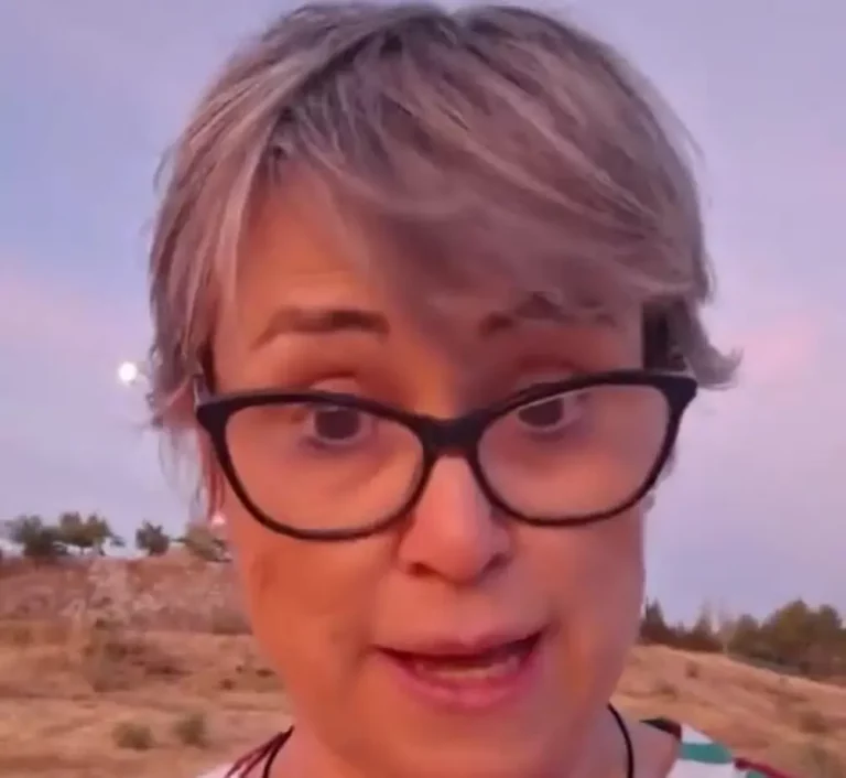 FOTOGRAFÍA. REINO DE ESPAÑA, 05 DE OCTUBRE DE 2025. Una española estalla contra los "sinvergüenzas perroflautas" de la Flotilla "terrorista" interceptada por parte de las Autoridades israelíes cuyos 40 yates no llevaban ninguna Ayuda Humanitaria, eso sí preservativos usados y no usados, botellas de alcohol vacías, drogas, etc., el pasado miércoles 1 de octubre de 2025, Día sagrado en Israel (Yom Kippur), bautizada por sus promotores asesinos terroristas islamista Hamás ISIS como Flotilla Global Sumud. Captura Vídeo/Lasvocesdelpueblo (Ñ Pueblo)