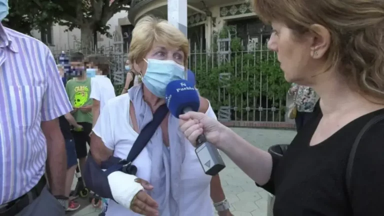 FOTOGRAFÍA. EL MASNOU (BARCELONA) ESPAÑA, 04 DE JULIO DE 2021. Una anciana, vecina de Cataluña explica su calvario y el de su marido después de caer en una emboscada de los inmigrantes ilegales Menores Extranjeros No Acompañados (MENA) el mediodía del domingo 27 de junio de 2021 en El Masnou (Barcelona). Sus agresores, ex y MENAS tutelados por la Generalidad de Cataluña en la ciudad, la cogieron y la tiraron al suelo mientras robaban las cadenas de su esposo. le rompieron la muñeca y ella fue atendida al Hospital Universitario Germans Trias Pujol de Barcelona, explica. Lasvocesdelpueblo (Ñ Pueblo)