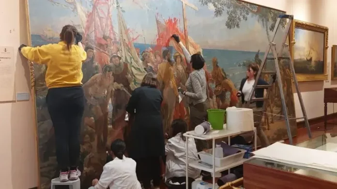 Futuro Vegetal ante los tribunales por atacar a un lienzo de gran valor histórico y artístico FOTOGRAFÍA. MADRID (REINO DE ESPAÑA), 14 DE OCTUBRE DE 2025. El Museo Naval, dependiente del Ministerio de Defensa del Gobierno de España, moviliza un equipo de restauradores especializados, que se apuran para intentar recuperar la obra "Primer homenaje a Colón" de José Garnelo y Alda, un lienzo de gran valor histórico y artístico, atacada por parte de individuos integrantes del grupo globalista de izquierda extrema "Futuro Vegetal". VOX/Lasvocesdelpueblo (Ñ Pueblo)