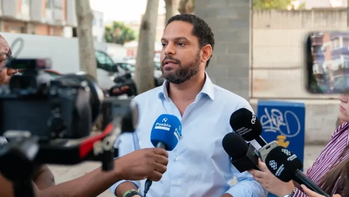 Garriga El Gobierno de VOX expulsará de España todos los ilegales FOTOGRAFÍA. BADALONA (BARCELONA) CATALUÑA (REINO DE ESPAÑA), 02 DE OCTUBRE DE 2025. el secretario general de VOX y presidente del Grupo Parlamentario en el Parlamento de Cataluña, Ignacio Garriga Vaz de Conceiçao, registrado este jueves durante una rueda de prensa en Badalona (Barcelona). Lasvocesdelpueblo (Ñ Pueblo)