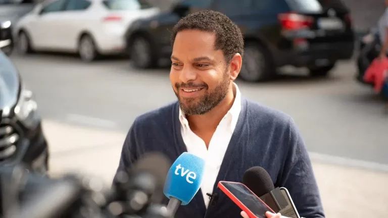 FOTOGRAFÍA. BARRIO DE TORRE BARÓ (DISTRITO NOU BARRIS) BARCELONA (CATALUÑA (REINO DE ESPAÑA, 16 DE OCTUBRE DE 2025. El secretario general de VOX, Ignacio Garriga Vaz de Conceiçao, ha denunciado las políticas de vivienda impulsadas por el PP y PSOE durante los últimos 45 años, "con la complicidad de la Generalidad de Cataluña", en declaraciones a los medios en el barrio de Torre Baró. Lasvocesdelpueblo (Ñ Pueblo)
