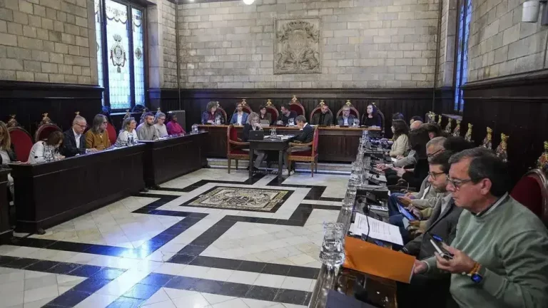 FOTOGRAFÍA. GERONA (CATALUÑA) REINO DE ESPAÑA, 15 DE OCTUBRE DE 2025. Detalle de un Pleno del Ayuntamiento de Gerona, Comunidad Autónoma de Cataluña, en el Reino de España. Lasvocesdelpueblo (Ñ Pueblo)
