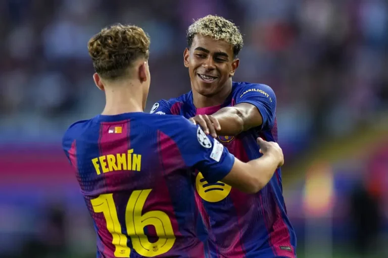 FOTOGRAFÍA. BARCELONA (CATALUÑA) REINO DE ESPAÑA, 21 DE OCTUBRE DE 2025. El centrocampista del Barcelona Fermín López celebra con Lamine Yamal el gol conseguido ante Olimpiacos, durante el partido de la jornada 3 de la Liga de Campeones entre el Barcelona y el Olimpiacos, este martes en el Estadi Olímpic Lluís Companys. Efe