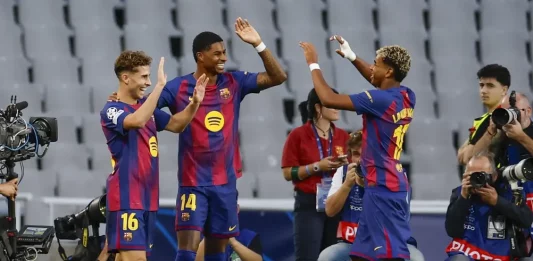 FOTOGRAFÍA. BARCELONA (CATALUÑA) REINO DE ESPAÑA, 21 DE OCTUBRE DE 2025. El centrocampista del Barcelona Fermín López (dcha) celebra su gol contra Olimpiacos, durante el partido de la jornada 3 de la Liga de Campeones entre el Barcelona y el Olimpiacos, en el Estadi Olímpic Lluís Companys. Efe