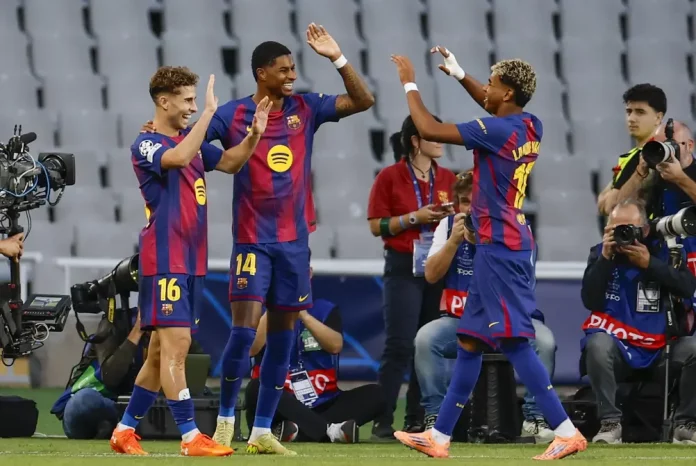 Goleada del Barcelona y dosis de autoestima ante el Olympiacos (2) FOTOGRAFÍA. BARCELONA (CATALUÑA) REINO DE ESPAÑA, 21 DE OCTUBRE DE 2025. El centrocampista del Barcelona Fermín López (dcha) celebra su gol contra Olimpiacos, durante el partido de la jornada 3 de la Liga de Campeones entre el Barcelona y el Olimpiacos, en el Estadi Olímpic Lluís Companys. Efe