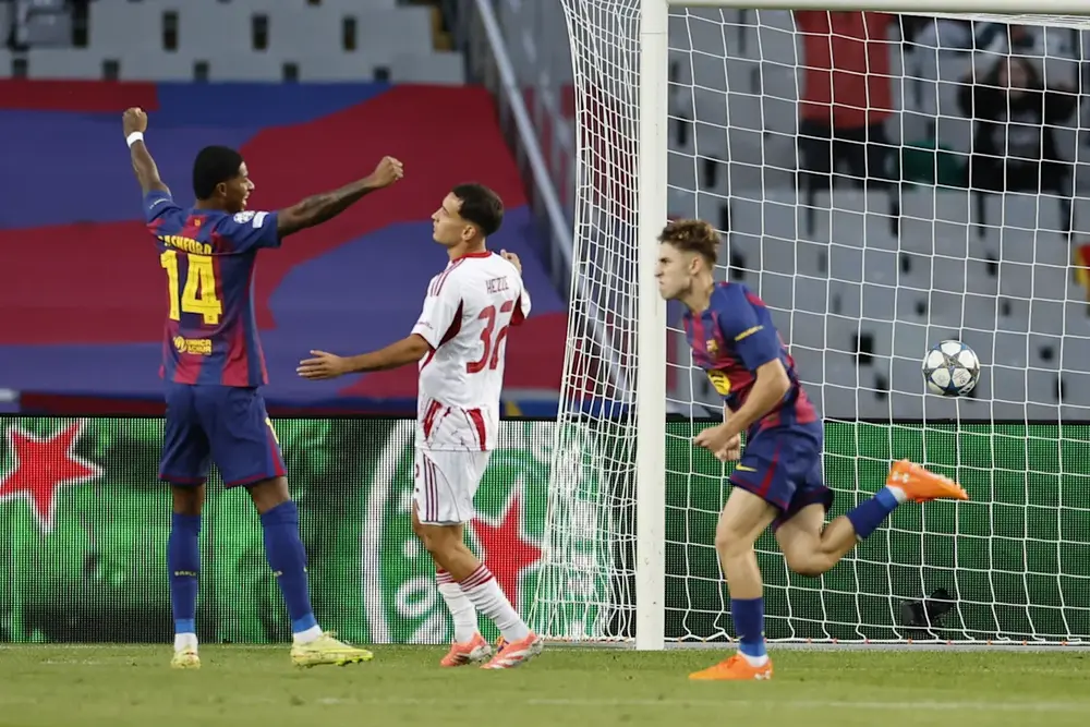FOTOGRAFÍA. BARCELONA (CATALUÑA) REINO DE ESPAÑA, 21 DE OCTUBRE DE 2025. El centrocampista del Barcelona Fermín López (dcha) celebra su gol contra Olimpiacos, durante el partido de la jornada 3 de la Liga de Campeones entre el Barcelona y el Olimpiacos, en el Estadi Olímpic Lluís Companys. Efe