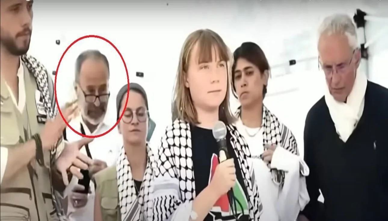 FOTOGRAFÍA. JERUSALÉN (ISRAEL), 30 DE SEPTIEMBRE DE 2025. El Ministerio de Asuntos Exteriores de Israel, titular de Gideon Sa'ar, publicó este martes documentos hallados en Gaza que vinculan directamente al grupo terrorista naziislamista gazatí Hamas ISIS con la organización y financiación de la Flotilla Terrorista antisemita, Flotimma Global Sumud, que navegan la activista climática Greta Tintin Eleonora Ernman Thunberg (Greta Thunberg); la exalcaldesa de Barcelona (Cataluña) Reino de España, Ada Colau Ballano. Se trata de la "organización Conferencia Palestina para Palestinos en el extranjero (PCPA), que está subordinada a Hamás ISIS y sirve como un ala del movimiento" o de una "carta de 2021 firmada por el jefe del Buró Político de Hamás ISIS, Ismail Haniyeh, en la que se instaba directa y explícitamente al presidente del PCPA a la unidad". "En la carta, Haniyeh respalda públicamente a la organización del PCPA". "Este documento se encontró en un puesto avanzado de Hamás ISIS en la Franja de Gaza y demuestra una vez más la conexión directa entre los líderes de la flotilla y Hamás ISIS". Ministerio de Asuntos Exteriores de Israel/Lasvocesdelpueblo (Ñ Pueblo)