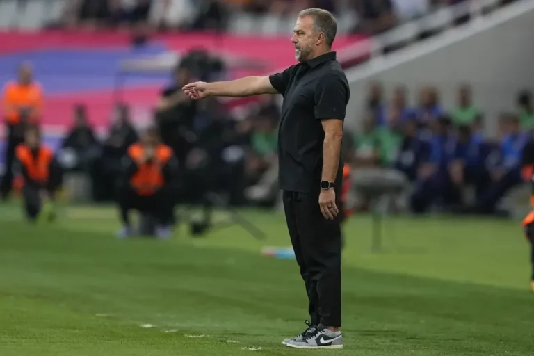 FOTOGRAFÍA. BARCELONA (CATALUÑA) REINO DE ESPAÑA, 18 DE OCTUBRE DE 2025. El entrenador del Barça, Hansi Flick, durante el partido de la jornada 9 de LaLiga EA Sports, entre el FC Barcelona y el Girona FC, en el estadio Olímpico de Montjuic, en Barcelona. Efe
