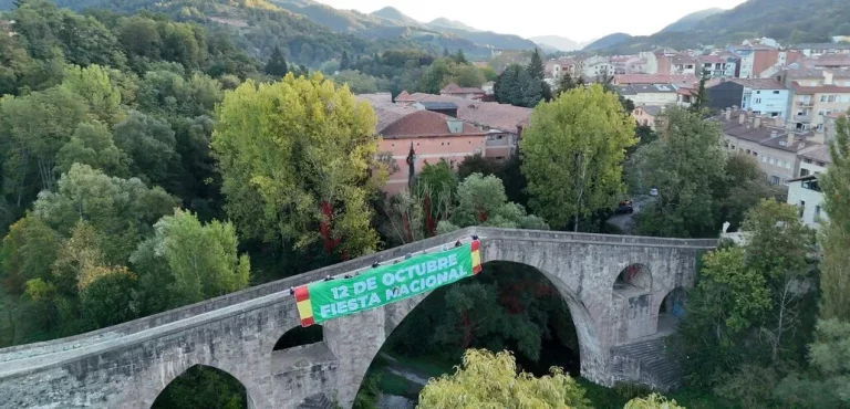 FOTOGRAFÍA. SANT JOAN DE LES ABADESSES (GERONA) CATALUÑA (REINO DE ESPAÑA), 12 DE OCTUBRE DE 2025. Sant Joan de les Abadesses (Gerona) Cataluña luce una gran pancarta VOX la mañana del Día de la fiesta nacional de España e Hispanidad. Lasvocesdelpueblo (Ñ Pueblo)