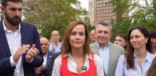FOTOGRAFÍA. CARTAGENA (REGIÓN D EMURCIA) REINO DE ESPAÑA, 15 DE OCTUBRE DE 2025. La portavoz nacional de Agenda España y portavoz del Grupo Municipal en la Asamblea de Madrid, Isabel Pérez Moñino-Aranda (Isabel La Buena), ha estado acompañada por el presidente de VOX en la Región de Murcia y portavoz del Grupo Parlamentario VOX en la Asamblea Regional, José Ángel Antelo Paredes, así como por diputados regionales, concejales y otros miembros del partido, registrados ante a las puertas del Centro de Estancia Temporal de Inmigrantes (CETI) de Cartagena (Región de Murcia). Lasvocesdelpueblo (Ñ Pueblo)
