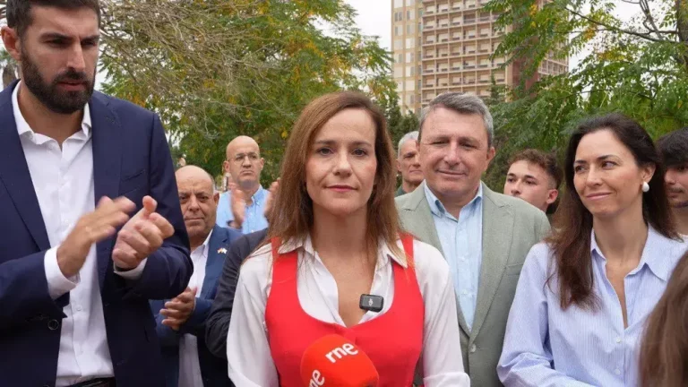 FOTOGRAFÍA. CARTAGENA (REGIÓN D EMURCIA) REINO DE ESPAÑA, 15 DE OCTUBRE DE 2025. La portavoz nacional de Agenda España y portavoz del Grupo Municipal en la Asamblea de Madrid, Isabel Pérez Moñino-Aranda (Isabel La Buena), ha estado acompañada por el presidente de VOX en la Región de Murcia y portavoz del Grupo Parlamentario VOX en la Asamblea Regional, José Ángel Antelo Paredes, así como por diputados regionales, concejales y otros miembros del partido, registrados ante a las puertas del Centro de Estancia Temporal de Inmigrantes (CETI) de Cartagena (Región de Murcia). Lasvocesdelpueblo (Ñ Pueblo)