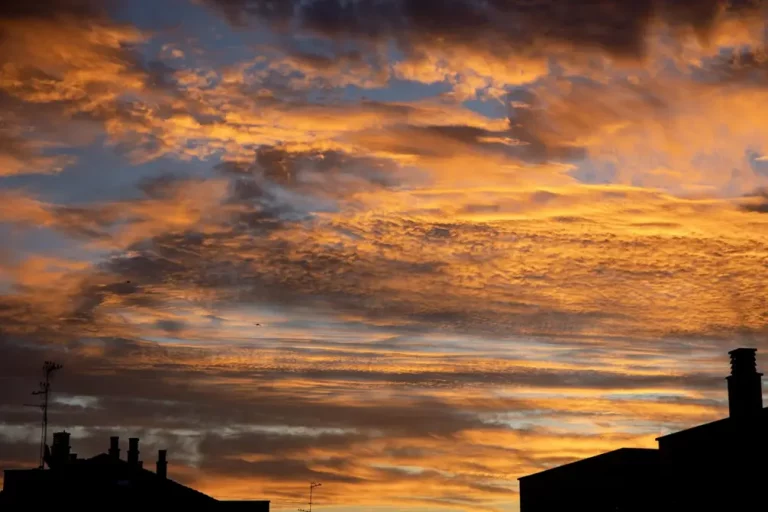 FOTOGRAFÍA. LOGROÑO (LA RIOJA) REINO DE ESPAÑA, 07 DE OCTUBRE DE 2025. Vista del amanecer en Logroño este martes cuando la Agencia Estatal de Meteorología apunta a un aumento de los termómetros, sobre todo las temperaturas mínimas en la sierra, de manera localmente notable. Efe