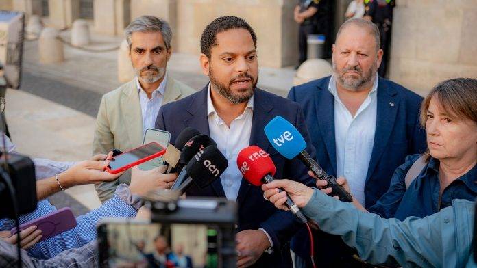 Invasión Migratoria, Garriga Que el PP no tome por tontos a los españoles FOTOGRAFÍA. BARCELONA (CATALUAÑ) REINO DE ESPAÑA, 14 DE OCTUBRE DE 2025. El secretario general de VOX y presidente del Grupo Parlamentario en el Parlament de Cataluña, Ignacio Garriga Vaz de Conceiçao, registrado este miércoles durante unas declaraciones en plaza Sant Jaume de Barcelona. Lasvocesdelpueblo (Ñ Pueblo)