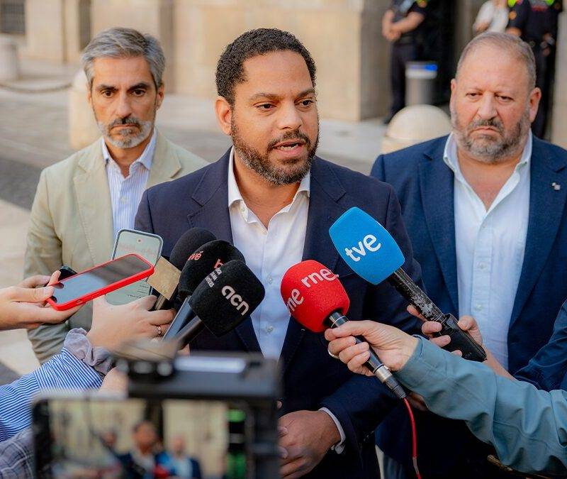 Invasión Migratoria | Garriga: Que «el PP no tome por tontos a los españoles» FOTOGRAFÍA. BARCELONA (CATALUAÑ) REINO DE ESPAÑA, 14 DE OCTUBRE DE 2025. El secretario general de VOX y presidente del Grupo Parlamentario en el Parlament de Cataluña, Ignacio Garriga Vaz de Conceiçao, registrado este miércoles durante unas declaraciones en plaza Sant Jaume de Barcelona. Lasvocesdelpueblo (Ñ Pueblo)