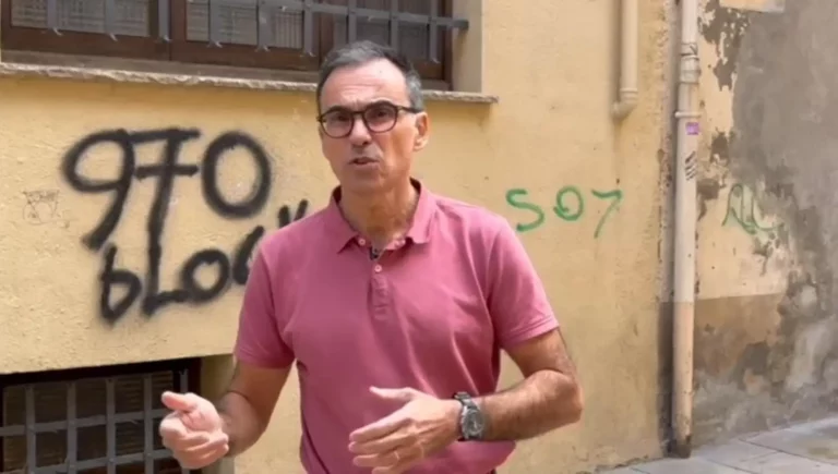 FOTOGRAFÍA. TORELLÓ (BARCELOA) CATALUÑA (REINO DE ESPAÑA), 05 DE OCTUBRE DE 2025. El vecino de Sentmenat (Barcelona) y diputado de VOX por Barcelona al Parlamento de Cataluña, Manuel Jesús Acosta Elías (Manuel Acosta), registrado este domingo en Torelló (Cataluña) donde el compatriota catalán ha denuncia una invasión del municipio por parte de los soldados de Marruecos, quienes han tomado el pueblo y están haciendo la vida imposible a los vecinos. lasvocesdelpueblo (Ñ Pueblo)