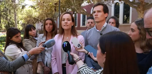 FOTOGRAFÍA. LOGROÑO (LA RIOJA) REINO DE ESPAÑA, 01 DE OCTUBRE DE 2025. La portavoz nacional de Agenda España de VOX, Isabel Pérez Moñino-Aranda; registrada este miércoles 1 de octubre de 2025, junto a nuestro portavoz en el Parlamento de La Rioja, Ángel Alda Pérez; y nuestra portavoz en el Ayuntamiento de Logroño, María Jiménez Alonso; en Logroño durante una rueda de prensa en la que ha advertido de que "quien venga a España a imponer su cultura tiene que ser automáticamente deportado a su país de origen, tienen que venir aquí a adaptarse a nuestra cultura, adaptarse a nuestras costumbres y si quieren tener mujeres encerradas en cárceles de tela o si quieren tener los comedores escolares sin cerdo adaptados con sus menús halal o quieren clases de lengua árabe o cultura marroquí lo tienen muy sencillo, tienen que buscar el aeropuerto más cercano y cogerse un vuelo, irse a Marruecos, a Irán o Afganistán que allí podrán encerrar a mujeres en cárceles de tela y podrán adecuar su menú a su cultura". Lasvocesdelpueblo (Ñ Pueblo)