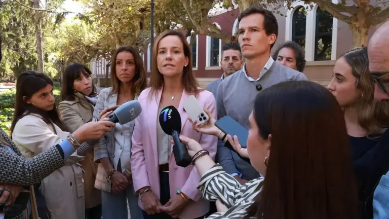 FOTOGRAFÍA. LOGROÑO (LA RIOJA) REINO DE ESPAÑA, 01 DE OCTUBRE DE 2025. La portavoz nacional de Agenda España de VOX, Isabel Pérez Moñino-Aranda; registrada este miércoles 1 de octubre de 2025, junto a nuestro portavoz en el Parlamento de La Rioja, Ángel Alda Pérez; y nuestra portavoz en el Ayuntamiento de Logroño, María Jiménez Alonso; en Logroño durante una rueda de prensa en la que ha advertido de que "quien venga a España a imponer su cultura tiene que ser automáticamente deportado a su país de origen, tienen que venir aquí a adaptarse a nuestra cultura, adaptarse a nuestras costumbres y si quieren tener mujeres encerradas en cárceles de tela o si quieren tener los comedores escolares sin cerdo adaptados con sus menús halal o quieren clases de lengua árabe o cultura marroquí lo tienen muy sencillo, tienen que buscar el aeropuerto más cercano y cogerse un vuelo, irse a Marruecos, a Irán o Afganistán que allí podrán encerrar a mujeres en cárceles de tela y podrán adecuar su menú a su cultura". Lasvocesdelpueblo (Ñ Pueblo)