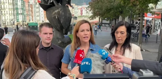 FOTOGRAFÍA. BARRIADA GUETO DE LA INMIGRACIÓN MASIVA DESCONTROLADA, SAN FRANCISCO, EN BILBAO (VIZCAYA) LAS VASCONGADAS) REINO DE ESPAÑA, 04 DE OCTRUBRE DE 2025. La jefa de la Agenda España, Isabel Pérez Moñino-Aranda, denunció hoy la mafia socialista de sobres con siglas PSOE, durante una visita a la barriada de San Francisco, en el mayor gueto de inmigración ilegal de Bilbao y del resto de la Comunidad Autónoma de Las Vascongadas ("País Vasco"). Isabel ha hecho estas manifestaciones junto a la jefa de filas de VOX en Las Vascongadas y diputada en el Parlamento autonómico vascongado, María Amaia Martínez Grisaleña (Amaia Martínez); entre otros dirigentes de la formación verde en esta Comunidad Autónoma. Hoy, la "comitiva de bienvenida a VOX" en este bastión de las Fronteras Abiertas del PP y PSOE (Bipartidismo) ha tenido como protagonistas un grupillo de extremistas migracionistas y negreros socialistas y separatistas, junto a presuntos perturbados no identificados supervivientes de las campañas migracionistas esclavistas socialistas.  Ni caso, los de Santiago Abascal Conde ha continuado con el trabajo. Lasvocesdelpueblo (Ñ Pueblo)