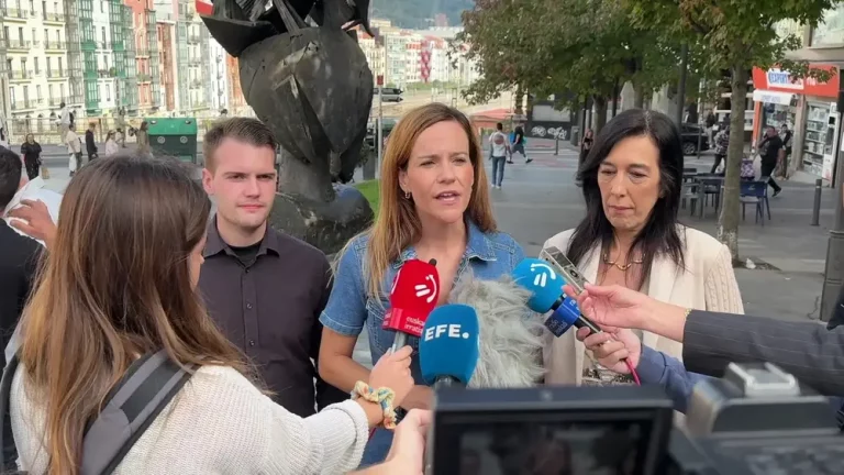 FOTOGRAFÍA. BARRIADA GUETO DE LA INMIGRACIÓN MASIVA DESCONTROLADA, SAN FRANCISCO, EN BILBAO (VIZCAYA) LAS VASCONGADAS) REINO DE ESPAÑA, 04 DE OCTRUBRE DE 2025. La jefa de la Agenda España, Isabel Pérez Moñino-Aranda, denunció hoy la mafia socialista de sobres con siglas PSOE, durante una visita a la barriada de San Francisco, en el mayor gueto de inmigración ilegal de Bilbao y del resto de la Comunidad Autónoma de Las Vascongadas ("País Vasco"). Isabel ha hecho estas manifestaciones junto a la jefa de filas de VOX en Las Vascongadas y diputada en el Parlamento autonómico vascongado, María Amaia Martínez Grisaleña (Amaia Martínez); entre otros dirigentes de la formación verde en esta Comunidad Autónoma. Hoy, la "comitiva de bienvenida a VOX" en este bastión de las Fronteras Abiertas del PP y PSOE (Bipartidismo) ha tenido como protagonistas un grupillo de extremistas migracionistas y negreros socialistas y separatistas, junto a presuntos perturbados no identificados supervivientes de las campañas migracionistas esclavistas socialistas.  Ni caso, los de Santiago Abascal Conde ha continuado con el trabajo. Lasvocesdelpueblo (Ñ Pueblo)