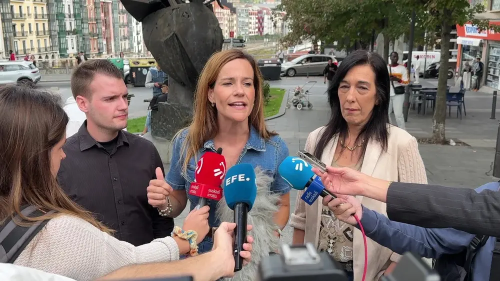 FOTOGRAFÍA. BARRIADA GUETO DE LA INMIGRACIÓN MASIVA DESCONTROLADA, SAN FRANCISCO, EN BILBAO (VIZCAYA) LAS VASCONGADAS) REINO DE ESPAÑA, 04 DE OCTRUBRE DE 2025. La jefa de la Agenda España, Isabel Pérez Moñino-Aranda, denunció hoy la mafia socialista de sobres con siglas PSOE, durante una visita a la barriada de San Francisco, en el mayor gueto de inmigración ilegal de Bilbao y del resto de la Comunidad Autónoma de Las Vascongadas ("País Vasco"). Isabel ha hecho estas manifestaciones junto a la jefa de filas de VOX en Las Vascongadas y diputada en el Parlamento autonómico vascongado, María Amaia Martínez Grisaleña (Amaia Martínez); entre otros dirigentes de la formación verde en esta Comunidad Autónoma. Hoy, la "comitiva de bienvenida a VOX" en este bastión de las Fronteras Abiertas del PP y PSOE (Bipartidismo) ha tenido como protagonistas un grupillo de extremistas migracionistas y negreros socialistas y separatistas, junto a presuntos perturbados no identificados supervivientes de las campañas migracionistas esclavistas socialistas.  Ni caso, los de Santiago Abascal Conde ha continuado con el trabajo. Lasvocesdelpueblo (Ñ Pueblo)