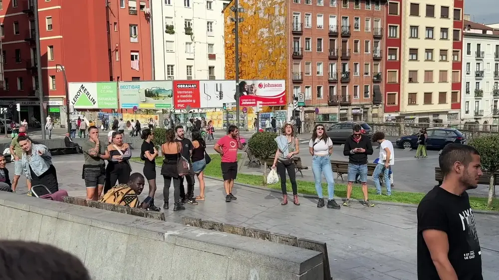 FOTOGRAFÍA. BARRIADA GUETO DE LA INMIGRACIÓN MASIVA DESCONTROLADA, SAN FRANCISCO, EN BILBAO (VIZCAYA) LAS VASCONGADAS) REINO DE ESPAÑA, 04 DE OCTRUBRE DE 2025. La jefa de la Agenda España, Isabel Pérez Moñino-Aranda, denunció hoy la mafia socialista de sobres con siglas PSOE, durante una visita a la barriada de San Francisco, en el mayor gueto de inmigración ilegal de Bilbao y del resto de la Comunidad Autónoma de Las Vascongadas ("País Vasco"). Isabel ha hecho estas manifestaciones junto a la jefa de filas de VOX en Las Vascongadas y diputada en el Parlamento autonómico vascongado, María Amaia Martínez Grisaleña (Amaia Martínez); entre otros dirigentes de la formación verde en esta Comunidad Autónoma. Hoy, la "comitiva de bienvenida a VOX" en este bastión de las Fronteras Abiertas del PP y PSOE (Bipartidismo) ha tenido como protagonistas un grupillo de extremistas migracionistas y negreros socialistas y separatistas, junto a presuntos perturbados no identificados supervivientes de las campañas migracionistas esclavistas socialistas.  Ni caso, los de Santiago Abascal Conde ha continuado con el trabajo. Lasvocesdelpueblo (Ñ Pueblo)