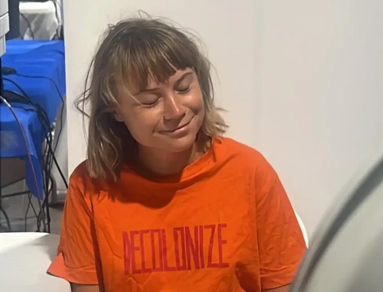 FOTOGRAFÍA. TEL AVIV (ISRAEL), 03 DE OCTUBRE DE 2025. Fuentes del Ministerio de Asuntos Exteriores de Israel han denunciado que "la Flotilla no fue más que una provocación". Las autoridades israelíes están tramitando los procedimientos de expulsión de Israel de los participantes antisemitas a la farsa de flotilla Global Sumud. Israel confirma que 4 antisemitas residentes en Italia ya han sido deportados. "Se adjuntan fotografías de Greta Thunberg y otros miembros de esta provocación a su llegada a Israel. Todos están sanos y salvos", aseguran fuentes del Gobierno israelí, respecto a la flotilla antisemita de Hamás ISIS.