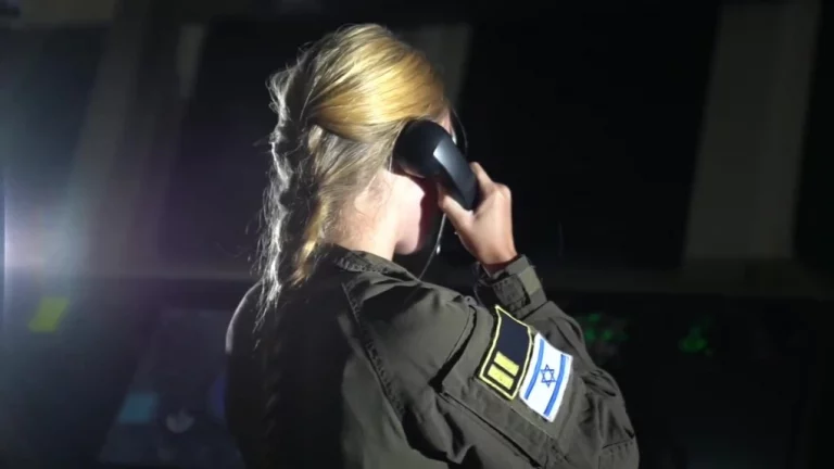 FOTOGRAFÍA. TEL AVI/AGUAS ISRAELÍES (ISRAEL), 02 DE OCTUBRE DE 2025 Y 02 DE OCTUBRE DE 2025. Un grupo de profesional de la Fuerza Área y de la Armada de Israel interceptó y detuvo a los antisemitas de la Flotilla de Hamás ISIS este miércoles. "Ya varios barcos de la flotilla Hamás-Sumud han sido detenidos de forma segura y sus pasajeros están siendo trasladados a un puerto israelí. Greta Thunberg y sus amigos están sanos y salvos", así como la exalcaldesa de Barcelona Ada Colau Ballano y el resto de la Internacional antisemita pro Hamas ISIS. "Los pasajeros de la Flotilla Hamas ISIS Sumud en sus yates se dirigen sanos y salvos a Israel, donde comenzarán sus trámites de deportación a Europa". "Los pasajeros se encuentran a salvo y gozan de buena salud". Han asegurado fuentes del Ministro de Asuntos Exteriores de Israel en un comunicado. Ministerio de Asuntos Exteriores de Israel/Lasvocesdelpueblo (Ñ Pueblo)