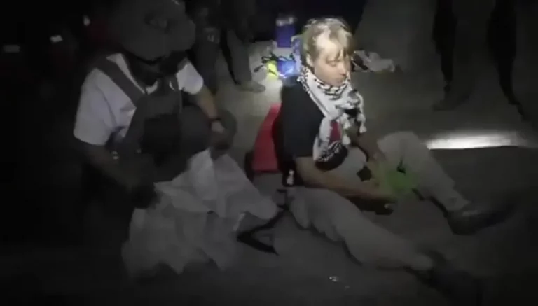 FOTOGRAFÍA. TEL AVI/AGUAS ISRAELÍES (ISRAEL), 02 DE OCTUBRE DE 2025 Y 02 DE OCTUBRE DE 2025. Un grupo de profesional de la Fuerza Área y de la Armada de Israel interceptó y detuvo a los antisemitas de la Flotilla de Hamás ISIS este miércoles. "Ya varios barcos de la flotilla Hamás-Sumud han sido detenidos de forma segura y sus pasajeros están siendo trasladados a un puerto israelí. Greta Thunberg y sus amigos están sanos y salvos", así como la exalcaldesa de Barcelona Ada Colau Ballano y el resto de la Internacional antisemita pro Hamas ISIS. "Los pasajeros de la Flotilla Hamas ISIS Sumud en sus yates se dirigen sanos y salvos a Israel, donde comenzarán sus trámites de deportación a Europa". "Los pasajeros se encuentran a salvo y gozan de buena salud". Han asegurado fuentes del Ministro de Asuntos Exteriores de Israel en un comunicado. Ministerio de Asuntos Exteriores de Israel/Lasvocesdelpueblo (Ñ Pueblo)