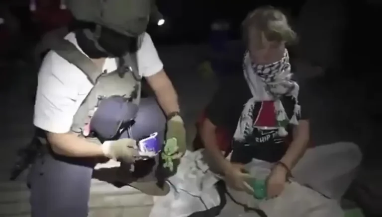 FOTOGRAFÍA. TEL AVI/AGUAS ISRAELÍES (ISRAEL), 02 DE OCTUBRE DE 2025 Y 02 DE OCTUBRE DE 2025. Un grupo de profesional de la Fuerza Área y de la Armada de Israel interceptó y detuvo a los antisemitas de la Flotilla de Hamás ISIS este miércoles. "Ya varios barcos de la flotilla Hamás-Sumud han sido detenidos de forma segura y sus pasajeros están siendo trasladados a un puerto israelí. Greta Thunberg y sus amigos están sanos y salvos", así como la exalcaldesa de Barcelona Ada Colau Ballano y el resto de la Internacional antisemita pro Hamas ISIS. "Los pasajeros de la Flotilla Hamas ISIS Sumud en sus yates se dirigen sanos y salvos a Israel, donde comenzarán sus trámites de deportación a Europa". "Los pasajeros se encuentran a salvo y gozan de buena salud". Han asegurado fuentes del Ministro de Asuntos Exteriores de Israel en un comunicado. Ministerio de Asuntos Exteriores de Israel/Lasvocesdelpueblo (Ñ Pueblo)