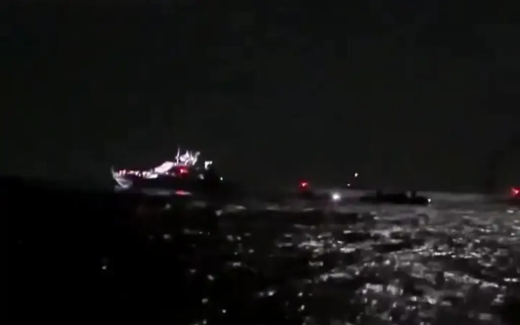 FOTOGRAFÍA. TEL AVI/AGUAS ISRAELÍES (ISRAEL), 02 DE OCTUBRE DE 2025 Y 02 DE OCTUBRE DE 2025. Un grupo de profesional de la Fuerza Área y de la Armada de Israel interceptó y detuvo a los antisemitas de la Flotilla de Hamás ISIS este miércoles. "Ya varios barcos de la flotilla Hamás-Sumud han sido detenidos de forma segura y sus pasajeros están siendo trasladados a un puerto israelí. Greta Thunberg y sus amigos están sanos y salvos", así como la exalcaldesa de Barcelona Ada Colau Ballano y el resto de la Internacional antisemita pro Hamas ISIS. "Los pasajeros de la Flotilla Hamas ISIS Sumud en sus yates se dirigen sanos y salvos a Israel, donde comenzarán sus trámites de deportación a Europa". "Los pasajeros se encuentran a salvo y gozan de buena salud". Han asegurado fuentes del Ministro de Asuntos Exteriores de Israel en un comunicado. Ministerio de Asuntos Exteriores de Israel/Lasvocesdelpueblo (Ñ Pueblo)