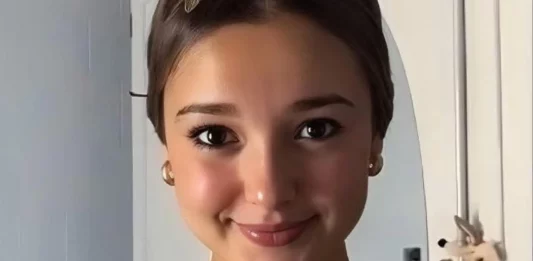 FOTOGRAFÍA. SEVILLA (ANADALUCÍA) REINO DE ESPAÑA, 17 DE OCTUBRE DE 2025. La campaña anti-bullying escolar "Justicia Para Sandra (con la etiqueta #JusticiaParaSandra)" de los padres de Sandra Peña llega a los oídos más sensibles de toda una España que llora a su hija que acabó suicidándose tras sentirse abandonada a su suerte después de que la dirección de su IES decidió no hacer absolutamente nada para protegerla del acoso escolar de sus "tres compañeras del Instituto Escolar Segundario (clases)", pese a la denuncia de sus padres. "Esta niña con estos ojazos y esta sonrisa llenos de vida y de alegría, se llamaba Sandra Peña y a sus 14 años se ha quitado la vida a causa del acoso al que la sometían 3 hijas de 'pvta', mientras en su Centro Educativo nadie hizo nada por ella", escribe el usuario de la red social X "Pedro M.S.|Tiramillas". Lasvocesdelpueblo (Ñ Pueblo)