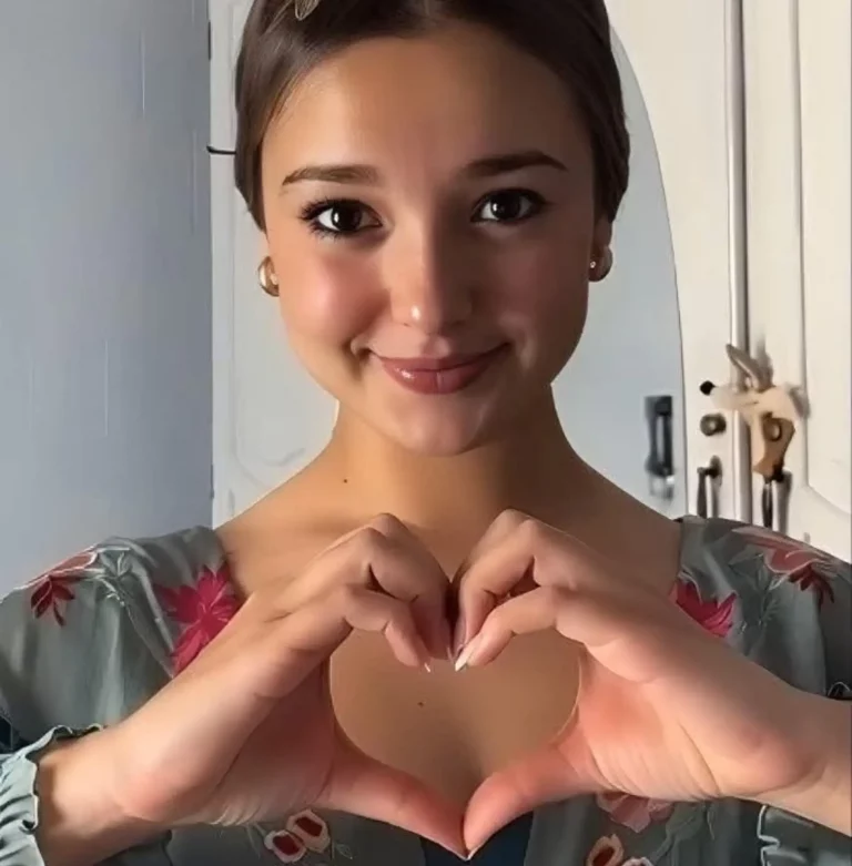 FOTOGRAFÍA. SEVILLA (ANADALUCÍA) REINO DE ESPAÑA, 17 DE OCTUBRE DE 2025. La campaña anti-bullying escolar "Justicia Para Sandra (con la etiqueta #JusticiaParaSandra)" de los padres de Sandra Peña llega a los oídos más sensibles de toda una España que llora a su hija que acabó suicidándose tras sentirse abandonada a su suerte después de que la dirección de su IES decidió no hacer absolutamente nada para protegerla del acoso escolar de sus "tres compañeras del Instituto Escolar Segundario (clases)", pese a la denuncia de sus padres. "Esta niña con estos ojazos y esta sonrisa llenos de vida y de alegría, se llamaba Sandra Peña y a sus 14 años se ha quitado la vida a causa del acoso al que la sometían 3 hijas de 'pvta', mientras en su Centro Educativo nadie hizo nada por ella", escribe el usuario de la red social X "Pedro M.S.|Tiramillas". Lasvocesdelpueblo (Ñ Pueblo)