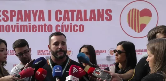 FOTOGRAFÍA. BARCELONA (CATALUÑA) REINO DE ESPAÑA, 12 DE OCTUBRE DE 2025. Las entidades catalanas Moviment Cívic d'Espanya i Catalans y plataforma Cataluña Suma por España han movilizado a los vecinos de Cataluña hoy por las calles del centro de Barcelona, desde La Pedrera (Paseo de Gracia) sobre las 11:30 horas de la mañana hasta la Plaza Cataluña de Barcelona, las intervenciones de los portavoces de las entidades adheridas a la convocatoria y de la organización finalizaron que el himno Nacional de España, cediendo toda la Plaza Cataluña y el Paseo de Gracia a la parte folclórica de la manifestación, con protagonista los grupos de bailes de las patrias chicas de nuestro compatriotas hispanohablantes de Hispanoamérica. En cuanto a los políticos, una fuerte comitiva de VOX, liderada por el secretario general de VOX, Ignacio Garriga Vaz de Conceçao, quien arropó al presidente de VOX Barcelona, Joan Garriga Doménech; el coordinador de VOX en la ciudad de Barcelona y presidente del Grupo Municipal en el Ayuntamiento de Barcelona, Gonzalo de Oro-Pulido Plaza; la portavoz nacional de Sanidad, María Elisa García Fuster; la portavoz nacional de juventud, Julia Calvet Puig; entre otros. Además, el Partido Popular (PP) liderado por su presidente en Cataluña, Alejandro Fernández Álvarez; y el presidente del Grupo Municipal en el Ayuntamiento de Barcelona, Daniel Sirera Bellés; y Ciutadans Partit de la Ciudadanía Ciudadanos (Cs) liderado por su secretario nacional de Comunicación y concejal del Grupo Parlamentario de Cs en el Ayuntamiento de Santa Perpetua de Moguda​​​ (Comarca del Vallés Occidental (Barcelona), Kevin Romero Navas; se han dejado registrar durante este Día de la fiesta nacional de España por las calles catalanas. Destacar la presencia también de los hispanos homosexuales como Youtuber español, InfoVlogger (Isaac Parejo) junto a una delegación hispana de la Asociación Comando Libertad -una entidad española de "gays, lesbianas, Trans contra la tiranía WOKE" globalista, tal y como se definen desde esta organización que preside el patriota "Javier". Subrayar también la asistencia del secretario general del Sindicato para la Defensa de los Trabajadores de España SOLIDARIDAD, Jordi Albert de la Fuente Miró (Jordi de la Fuente). Lasvocesdelpueblo (Ñ Pueblo)
