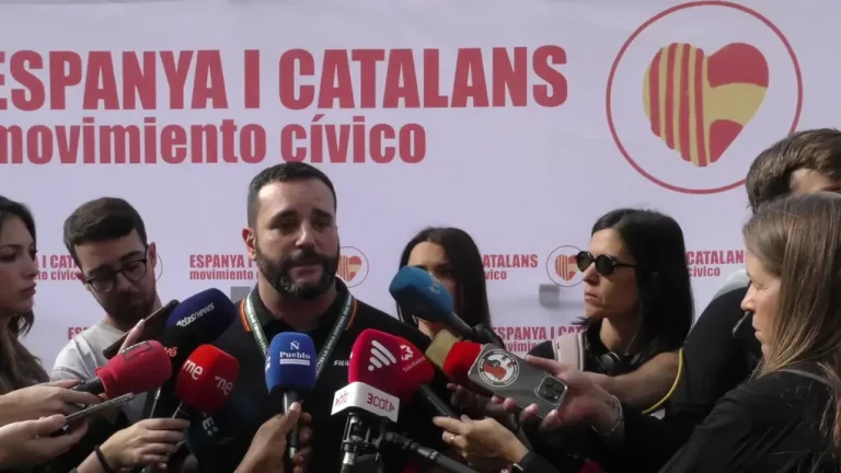 FOTOGRAFÍA. BARCELONA (CATALUÑA) REINO DE ESPAÑA, 12 DE OCTUBRE DE 2025. Las entidades catalanas Moviment Cívic d'Espanya i Catalans y plataforma Cataluña Suma por España han movilizado a los vecinos de Cataluña hoy por las calles del centro de Barcelona, desde La Pedrera (Paseo de Gracia) sobre las 11:30 horas de la mañana hasta la Plaza Cataluña de Barcelona, las intervenciones de los portavoces de las entidades adheridas a la convocatoria y de la organización finalizaron que el himno Nacional de España, cediendo toda la Plaza Cataluña y el Paseo de Gracia a la parte folclórica de la manifestación, con protagonista los grupos de bailes de las patrias chicas de nuestro compatriotas hispanohablantes de Hispanoamérica. En cuanto a los políticos, una fuerte comitiva de VOX, liderada por el secretario general de VOX, Ignacio Garriga Vaz de Conceçao, quien arropó al presidente de VOX Barcelona, Joan Garriga Doménech; el coordinador de VOX en la ciudad de Barcelona y presidente del Grupo Municipal en el Ayuntamiento de Barcelona, Gonzalo de Oro-Pulido Plaza; la portavoz nacional de Sanidad, María Elisa García Fuster; la portavoz nacional de juventud, Julia Calvet Puig; entre otros. Además, el Partido Popular (PP) liderado por su presidente en Cataluña, Alejandro Fernández Álvarez; y el presidente del Grupo Municipal en el Ayuntamiento de Barcelona, Daniel Sirera Bellés; y Ciutadans Partit de la Ciudadanía Ciudadanos (Cs) liderado por su secretario nacional de Comunicación y concejal del Grupo Parlamentario de Cs en el Ayuntamiento de Santa Perpetua de Moguda​​​ (Comarca del Vallés Occidental (Barcelona), Kevin Romero Navas; se han dejado registrar durante este Día de la fiesta nacional de España por las calles catalanas. Destacar la presencia también de los hispanos homosexuales como Youtuber español, InfoVlogger (Isaac Parejo) junto a una delegación hispana de la Asociación Comando Libertad -una entidad española de "gays, lesbianas, Trans contra la tiranía WOKE" globalista, tal y como se definen desde esta organización que preside el patriota "Javier". Subrayar también la asistencia del secretario general del Sindicato para la Defensa de los Trabajadores de España SOLIDARIDAD, Jordi Albert de la Fuente Miró (Jordi de la Fuente). Lasvocesdelpueblo (Ñ Pueblo)