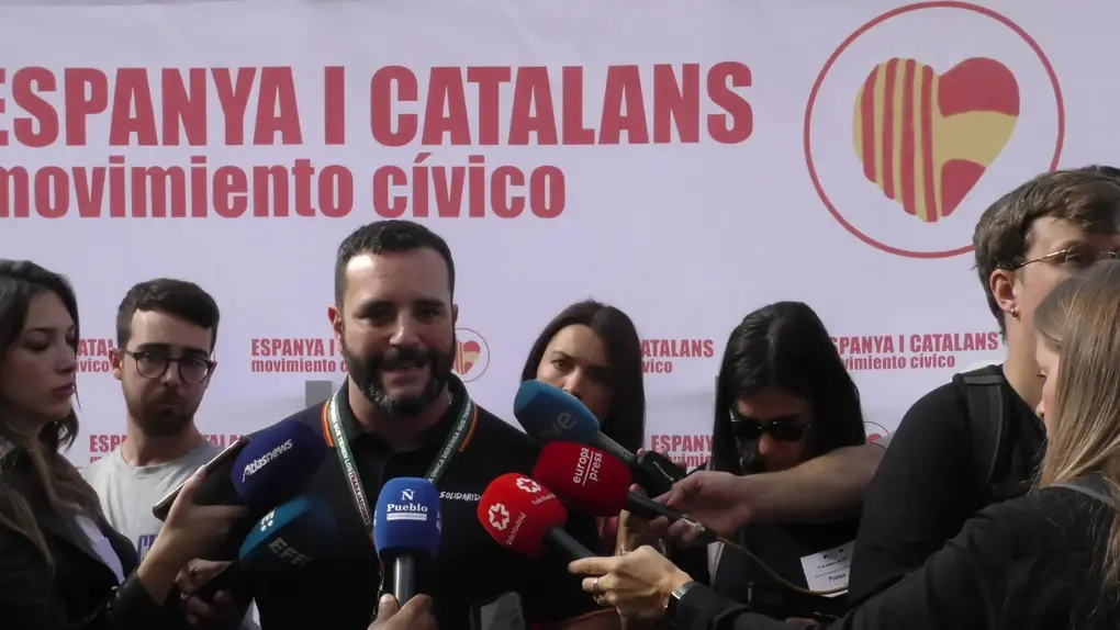 FOTOGRAFÍA. BARCELONA (CATALUÑA) REINO DE ESPAÑA, 12 DE OCTUBRE DE 2025. Las entidades catalanas Moviment Cívic d'Espanya i Catalans y plataforma Cataluña Suma por España han movilizado a los vecinos de Cataluña hoy por las calles del centro de Barcelona, desde La Pedrera (Paseo de Gracia) sobre las 11:30 horas de la mañana hasta la Plaza Cataluña de Barcelona, las intervenciones de los portavoces de las entidades adheridas a la convocatoria y de la organización finalizaron que el himno Nacional de España, cediendo toda la Plaza Cataluña y el Paseo de Gracia a la parte folclórica de la manifestación, con protagonista los grupos de bailes de las patrias chicas de nuestro compatriotas hispanohablantes de Hispanoamérica. En cuanto a los políticos, una fuerte comitiva de VOX, liderada por el secretario general de VOX, Ignacio Garriga Vaz de Conceçao, quien arropó al presidente de VOX Barcelona, Joan Garriga Doménech; el coordinador de VOX en la ciudad de Barcelona y presidente del Grupo Municipal en el Ayuntamiento de Barcelona, Gonzalo de Oro-Pulido Plaza; la portavoz nacional de Sanidad, María Elisa García Fuster; la portavoz nacional de juventud, Julia Calvet Puig; entre otros. Además, el Partido Popular (PP) liderado por su presidente en Cataluña, Alejandro Fernández Álvarez; y el presidente del Grupo Municipal en el Ayuntamiento de Barcelona, Daniel Sirera Bellés; y Ciutadans Partit de la Ciudadanía Ciudadanos (Cs) liderado por su secretario nacional de Comunicación y concejal del Grupo Parlamentario de Cs en el Ayuntamiento de Santa Perpetua de Moguda​​​ (Comarca del Vallés Occidental (Barcelona), Kevin Romero Navas; se han dejado registrar durante este Día de la fiesta nacional de España por las calles catalanas. Destacar la presencia también de los hispanos homosexuales como Youtuber español, InfoVlogger (Isaac Parejo) junto a una delegación hispana de la Asociación Comando Libertad -una entidad española de "gays, lesbianas, Trans contra la tiranía WOKE" globalista, tal y como se definen desde esta organización que preside el patriota "Javier". Subrayar también la asistencia del secretario general del Sindicato para la Defensa de los Trabajadores de España SOLIDARIDAD, Jordi Albert de la Fuente Miró (Jordi de la Fuente) (en la imagen). Lasvocesdelpueblo (Ñ Pueblo)